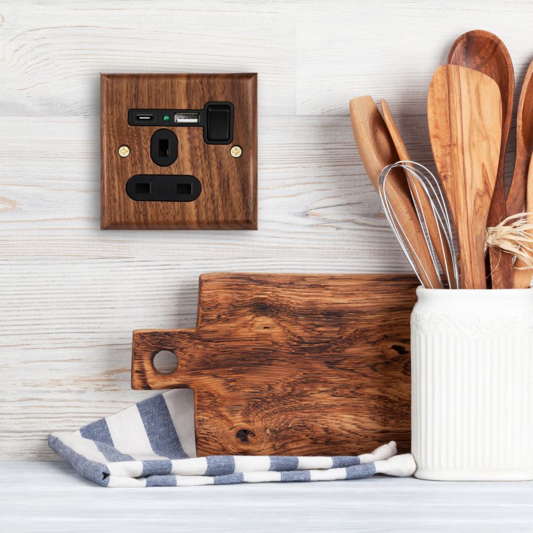 Prise Murale Vintage en Bois