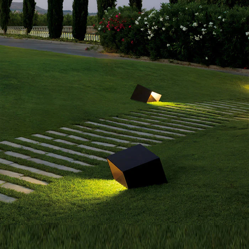 SoliCube™ – Lampe Solaire LED de Jardin Compacte